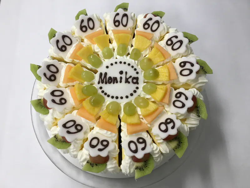 Vacherintorte, verziert mit Früchten und der Zahl 60